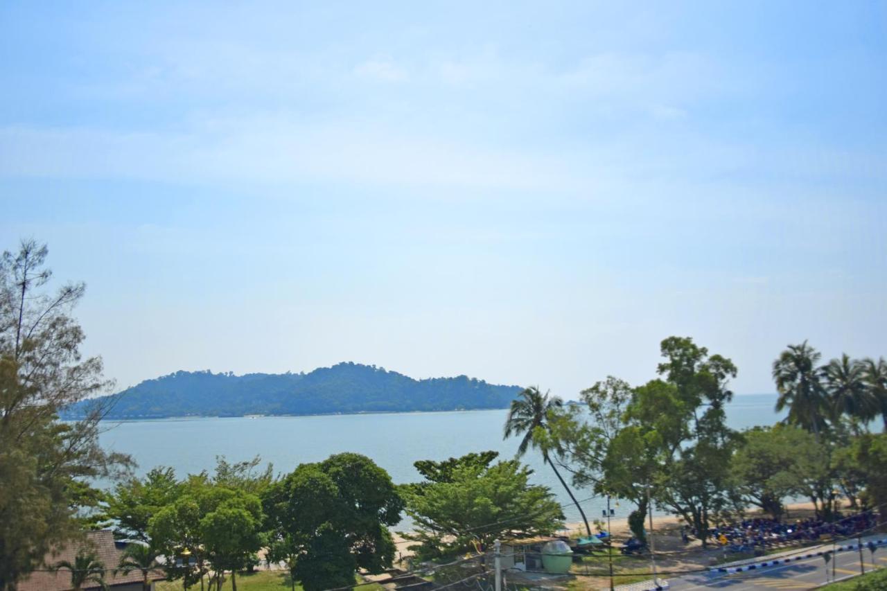 Avi Pangkor Beach Resort Kampong Pasir Bogak Exteriör bild