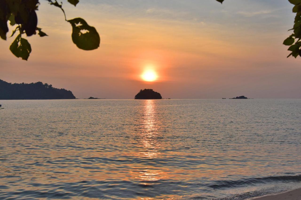 Avi Pangkor Beach Resort Kampong Pasir Bogak Exteriör bild