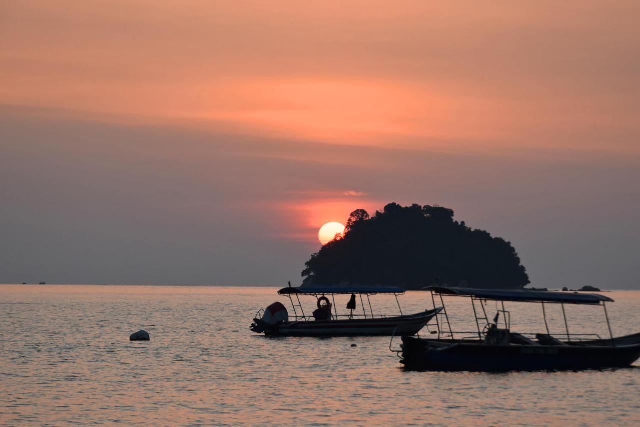 Avi Pangkor Beach Resort Kampong Pasir Bogak Exteriör bild