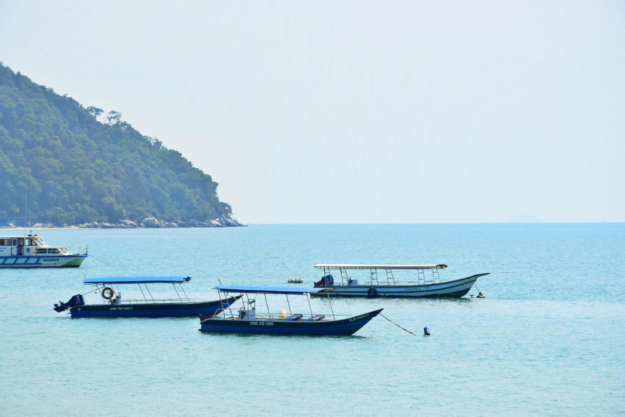 Avi Pangkor Beach Resort Kampong Pasir Bogak Exteriör bild