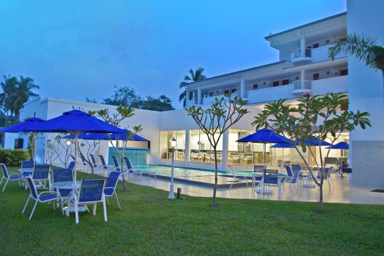 Avi Pangkor Beach Resort Kampong Pasir Bogak Exteriör bild