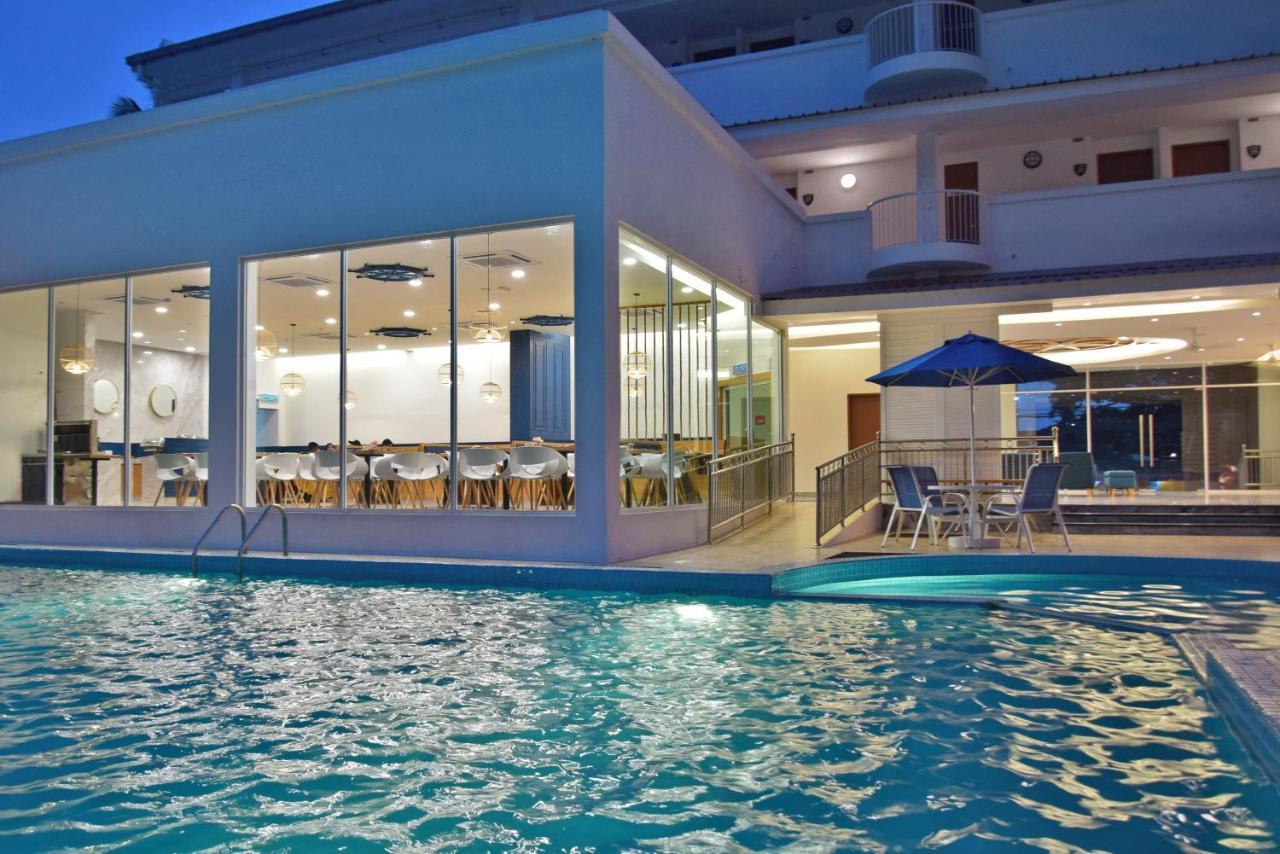 Avi Pangkor Beach Resort Kampong Pasir Bogak Exteriör bild